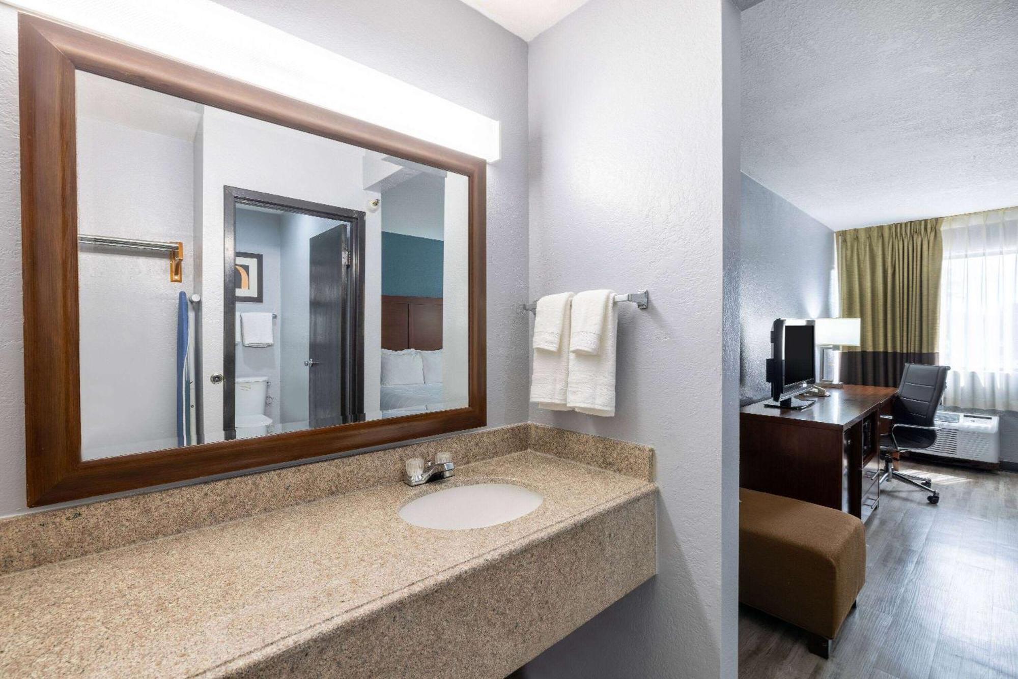 Travelodge By Wyndham Brooklyn Center Exteriér fotografie